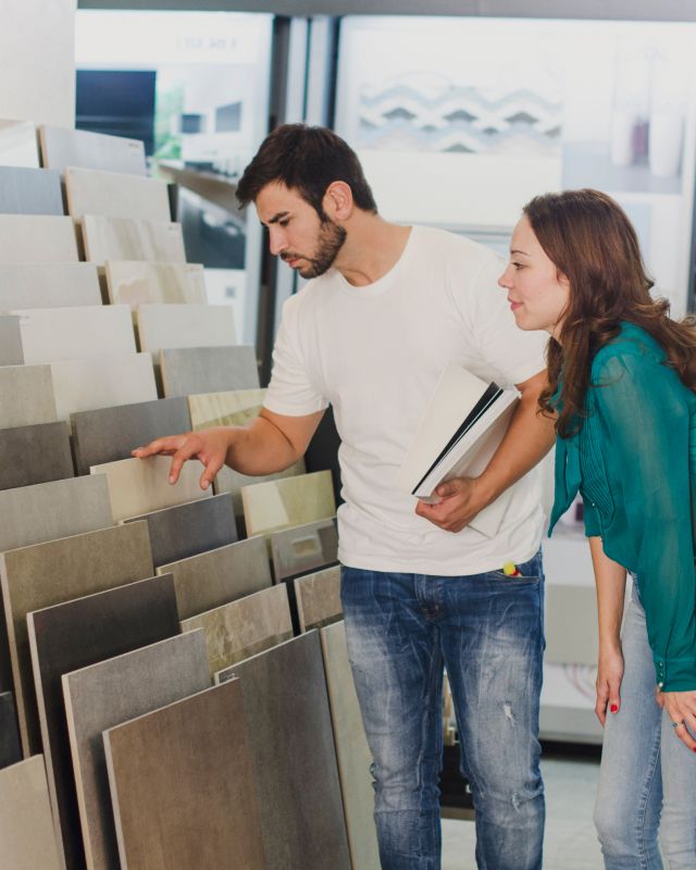 Kundin wird im Geschäft beraten