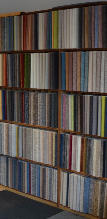 Designbelag im Regal sortiert